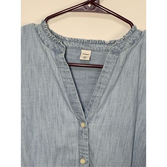 Old Navy Women's Chambray Button-Up V-Neck Long Sleeve Shirt Denim Blue Medium - Picture 2 of 5
